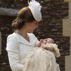 Alors que Charlotte pleure, Kate tente de calmer son bébé avant le début de la cérémonie 