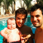 Alex Goude et son mari Romain adorent poser avec leur fils Eliott âgé de quelques mois