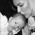 Milla Jovovich, la sublime actrice est, depuis le 1er avril 2015 l'heureuse maman de Dashiel Edan. Sur ce cliché, on retrouve mère et fils au baptême de ce dernier.